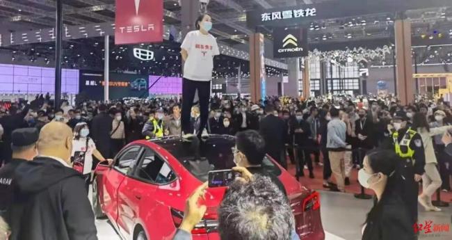 “车顶维权”女车主首次胜诉，特斯拉被判提供完整行车数据 四年维权终获支持